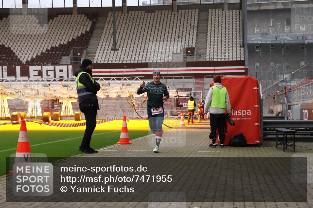 08.12.2024 - St. Pauli X-Mass-Run No. 14 Yannick Fuchs http://msf.ph/oto/7471955 08.12.2024 09:51:03 Ziel 2, 1607 meine-sportfotos.de