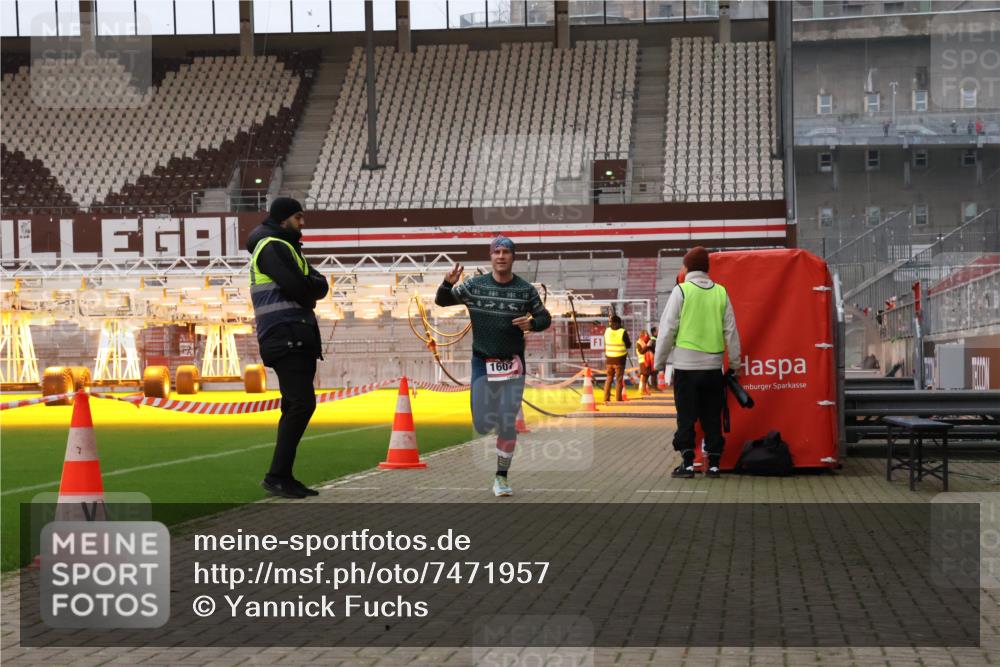 08.12.2024 - St. Pauli X-Mass-Run No. 14 Yannick Fuchs http://msf.ph/oto/7471957 08.12.2024 09:51:03 Ziel 2, 1607 meine-sportfotos.de