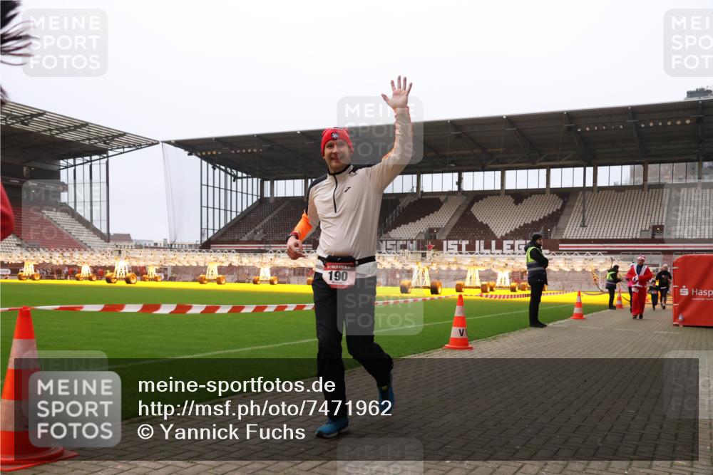 08.12.2024 - St. Pauli X-Mass-Run No. 14 Yannick Fuchs http://msf.ph/oto/7471962 08.12.2024 10:06:13 Ziel 40, 65, 175, 696, 1013, 1016, 1068, 1232, 1243, 1563, 2474, 2894, 3006 meine-sportfotos.de