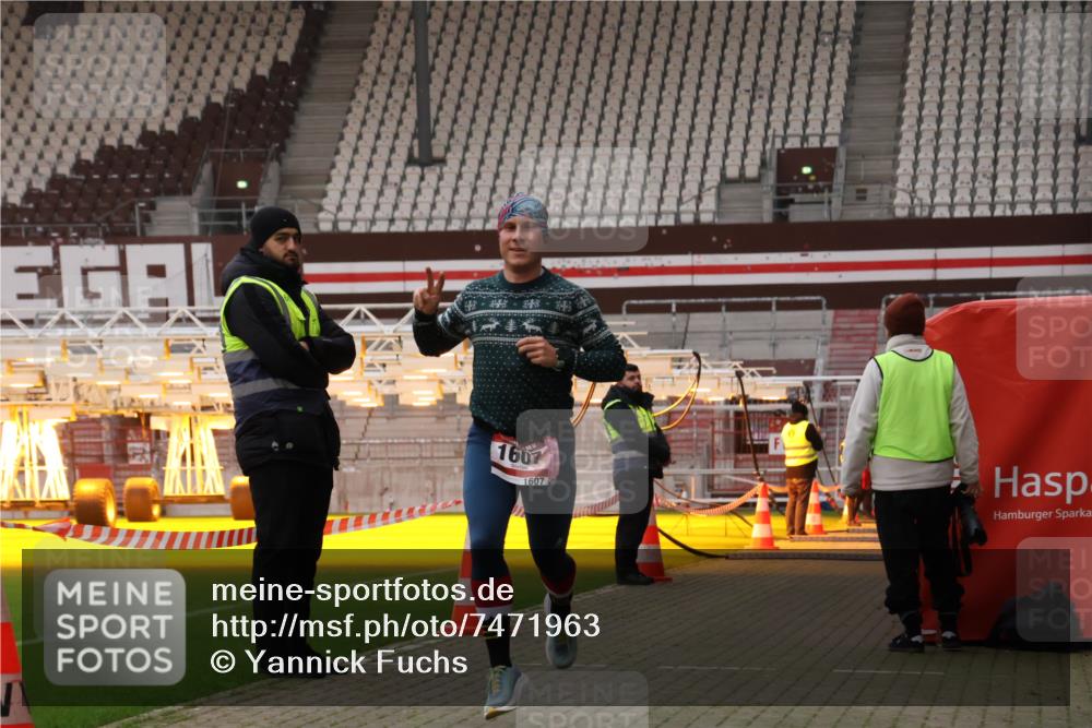 08.12.2024 - St. Pauli X-Mass-Run No. 14 Yannick Fuchs http://msf.ph/oto/7471963 08.12.2024 09:51:04 Ziel 2, 1607 meine-sportfotos.de