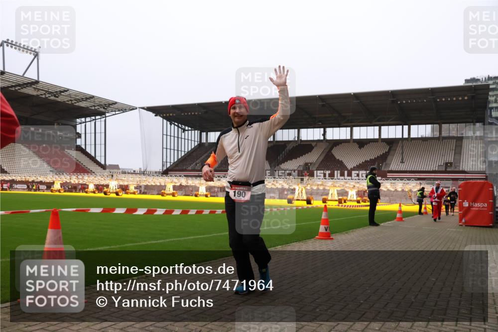 08.12.2024 - St. Pauli X-Mass-Run No. 14 Yannick Fuchs http://msf.ph/oto/7471964 08.12.2024 10:06:13 Ziel 40, 65, 175, 696, 1013, 1016, 1068, 1232, 1243, 1563, 2474, 2894, 3006 meine-sportfotos.de
