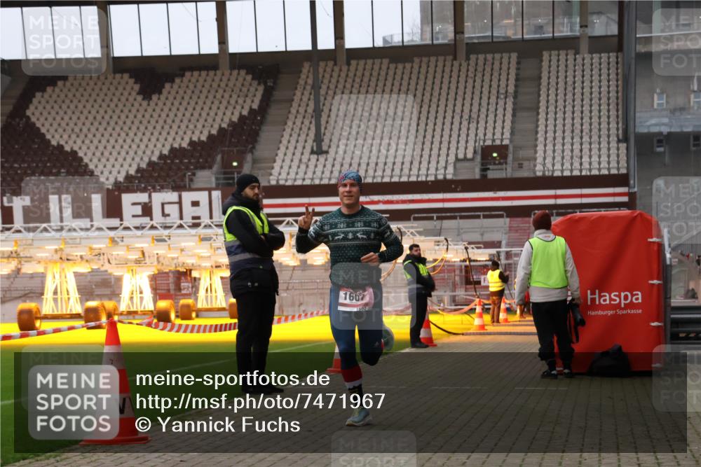 08.12.2024 - St. Pauli X-Mass-Run No. 14 Yannick Fuchs http://msf.ph/oto/7471967 08.12.2024 09:51:04 Ziel 2, 1607 meine-sportfotos.de