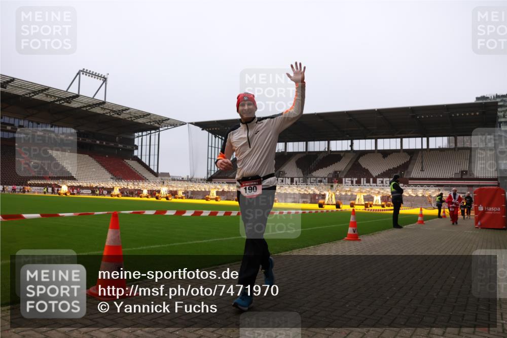08.12.2024 - St. Pauli X-Mass-Run No. 14 Yannick Fuchs http://msf.ph/oto/7471970 08.12.2024 10:06:13 Ziel 40, 65, 175, 696, 1013, 1016, 1068, 1232, 1243, 1563, 2474, 2894, 3006 meine-sportfotos.de