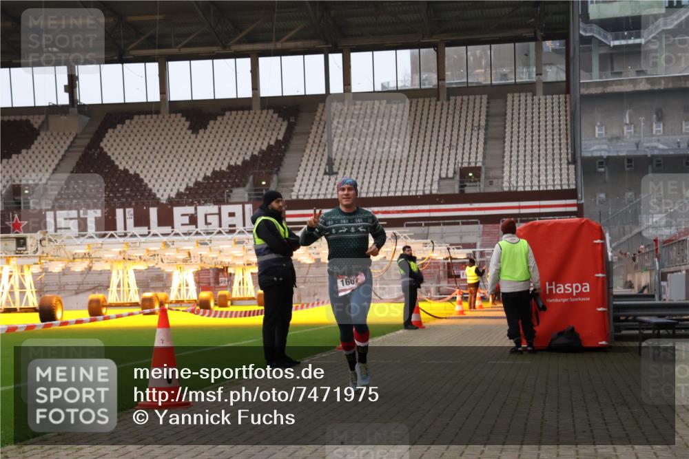 08.12.2024 - St. Pauli X-Mass-Run No. 14 Yannick Fuchs http://msf.ph/oto/7471975 08.12.2024 09:51:05 Ziel 2, 1607 meine-sportfotos.de