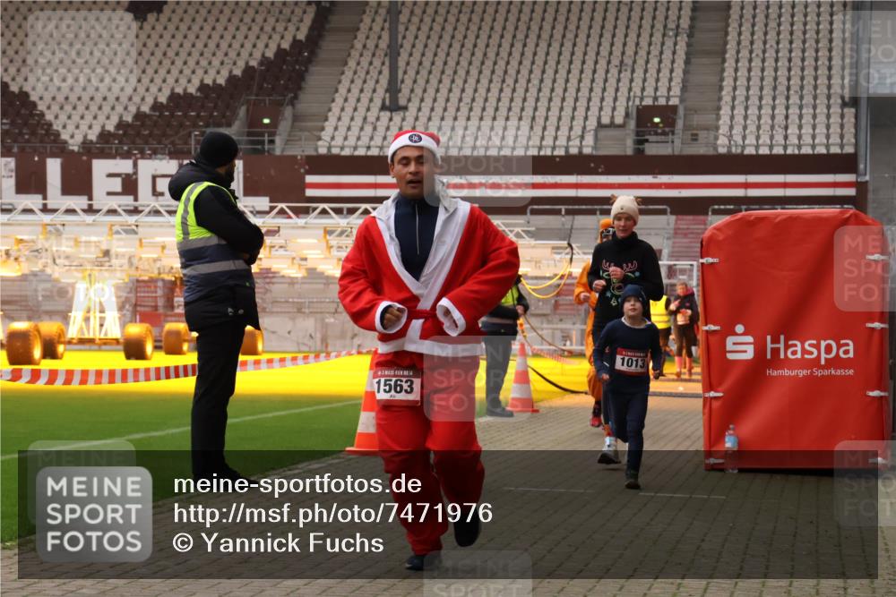 08.12.2024 - St. Pauli X-Mass-Run No. 14 Yannick Fuchs http://msf.ph/oto/7471976 08.12.2024 10:06:16 Ziel 40, 65, 175, 696, 1013, 1016, 1068, 1232, 1563, 2894, 3006 meine-sportfotos.de