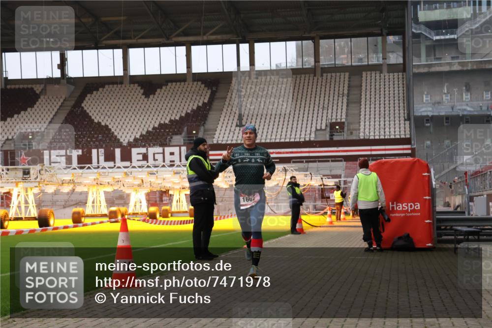 08.12.2024 - St. Pauli X-Mass-Run No. 14 Yannick Fuchs http://msf.ph/oto/7471978 08.12.2024 09:51:05 Ziel 2, 1607 meine-sportfotos.de