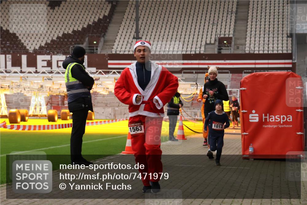 08.12.2024 - St. Pauli X-Mass-Run No. 14 Yannick Fuchs http://msf.ph/oto/7471979 08.12.2024 10:06:16 Ziel 40, 65, 175, 696, 1013, 1016, 1068, 1232, 1563, 2894, 3006 meine-sportfotos.de