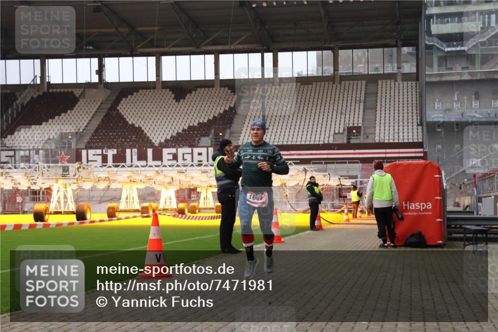 08.12.2024 - St. Pauli X-Mass-Run No. 14 Yannick Fuchs http://msf.ph/oto/7471981 08.12.2024 09:51:05 Ziel 2, 1607 meine-sportfotos.de