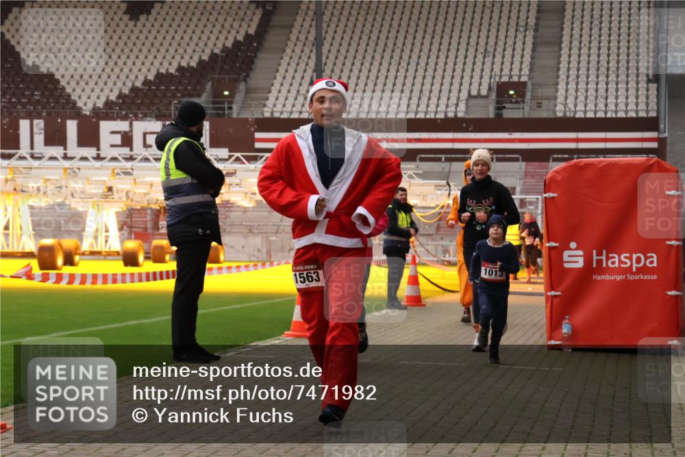 08.12.2024 - St. Pauli X-Mass-Run No. 14 Yannick Fuchs http://msf.ph/oto/7471982 08.12.2024 10:06:17 Ziel 40, 65, 175, 696, 1013, 1016, 1068, 1232, 1563, 2894, 3006 meine-sportfotos.de