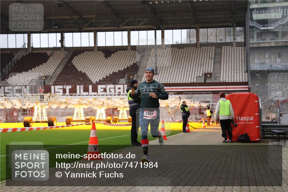 08.12.2024 - St. Pauli X-Mass-Run No. 14 Yannick Fuchs http://msf.ph/oto/7471984 08.12.2024 09:51:05 Ziel 2, 1607 meine-sportfotos.de