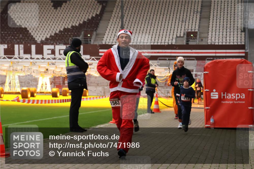 08.12.2024 - St. Pauli X-Mass-Run No. 14 Yannick Fuchs http://msf.ph/oto/7471986 08.12.2024 10:06:17 Ziel 40, 65, 175, 696, 1013, 1016, 1068, 1232, 1563, 2894, 3006 meine-sportfotos.de