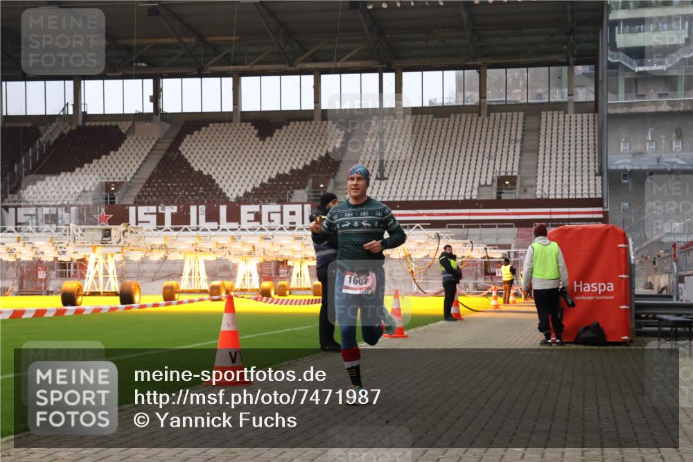 08.12.2024 - St. Pauli X-Mass-Run No. 14 Yannick Fuchs http://msf.ph/oto/7471987 08.12.2024 09:51:05 Ziel 2, 1607 meine-sportfotos.de