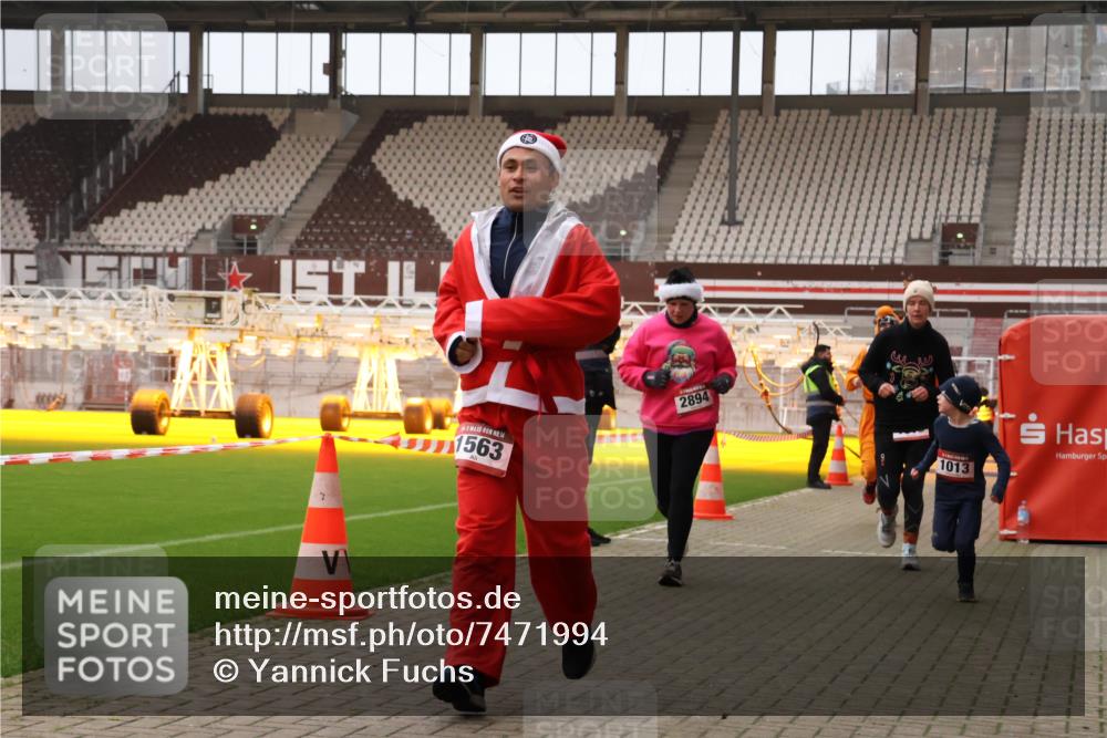 08.12.2024 - St. Pauli X-Mass-Run No. 14 Yannick Fuchs http://msf.ph/oto/7471994 08.12.2024 10:06:18 Ziel 40, 65, 696, 1013, 1016, 1068, 1232, 1563, 2894, 3006 meine-sportfotos.de