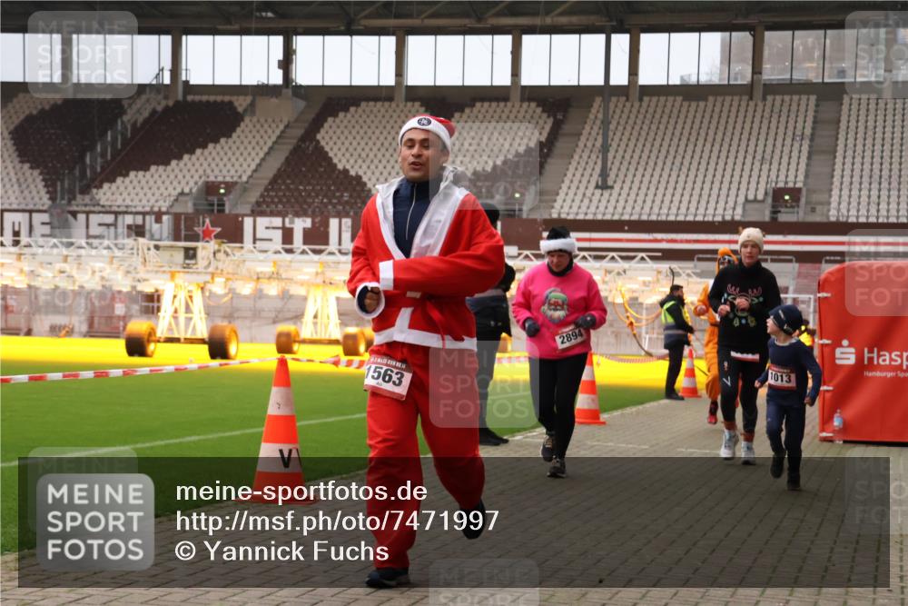 08.12.2024 - St. Pauli X-Mass-Run No. 14 Yannick Fuchs http://msf.ph/oto/7471997 08.12.2024 10:06:18 Ziel 40, 65, 696, 1013, 1016, 1068, 1232, 1563, 2894, 3006 meine-sportfotos.de