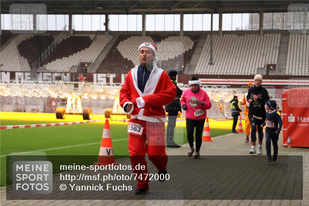 08.12.2024 - St. Pauli X-Mass-Run No. 14 Yannick Fuchs http://msf.ph/oto/7472000 08.12.2024 10:06:18 Ziel 40, 65, 696, 1013, 1016, 1068, 1232, 1563, 2894, 3006 meine-sportfotos.de