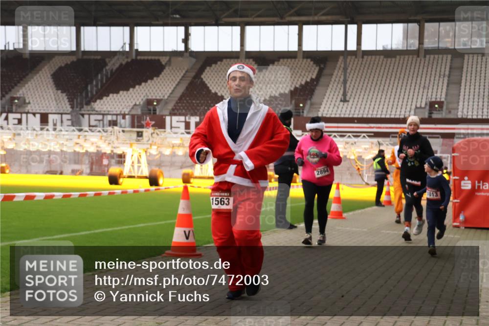 08.12.2024 - St. Pauli X-Mass-Run No. 14 Yannick Fuchs http://msf.ph/oto/7472003 08.12.2024 10:06:18 Ziel 40, 65, 696, 1013, 1016, 1068, 1232, 1563, 2894, 3006 meine-sportfotos.de