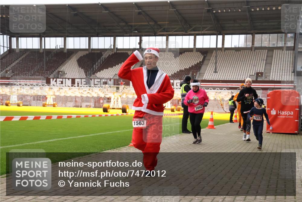 08.12.2024 - St. Pauli X-Mass-Run No. 14 Yannick Fuchs http://msf.ph/oto/7472012 08.12.2024 10:06:18 Ziel 40, 65, 696, 1013, 1016, 1068, 1232, 1563, 2894, 3006 meine-sportfotos.de
