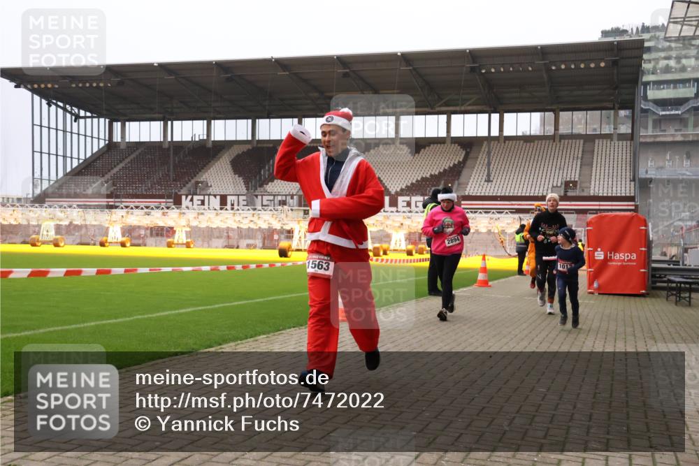 08.12.2024 - St. Pauli X-Mass-Run No. 14 Yannick Fuchs http://msf.ph/oto/7472022 08.12.2024 10:06:18 Ziel 40, 65, 696, 1013, 1016, 1068, 1232, 1563, 2894, 3006 meine-sportfotos.de
