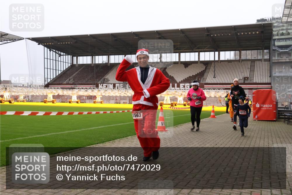 08.12.2024 - St. Pauli X-Mass-Run No. 14 Yannick Fuchs http://msf.ph/oto/7472029 08.12.2024 10:06:19 Ziel 40, 65, 78, 696, 1013, 1016, 1068, 1232, 1563, 2894, 3006 meine-sportfotos.de