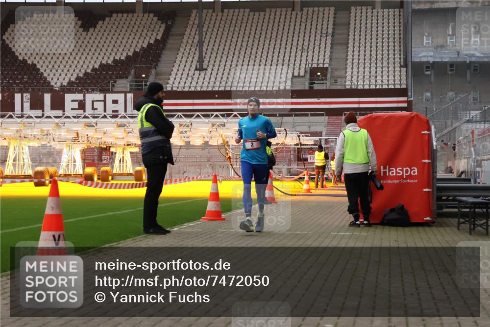 08.12.2024 - St. Pauli X-Mass-Run No. 14 Yannick Fuchs http://msf.ph/oto/7472050 08.12.2024 09:51:14 Ziel 2, 1607, 3309 meine-sportfotos.de