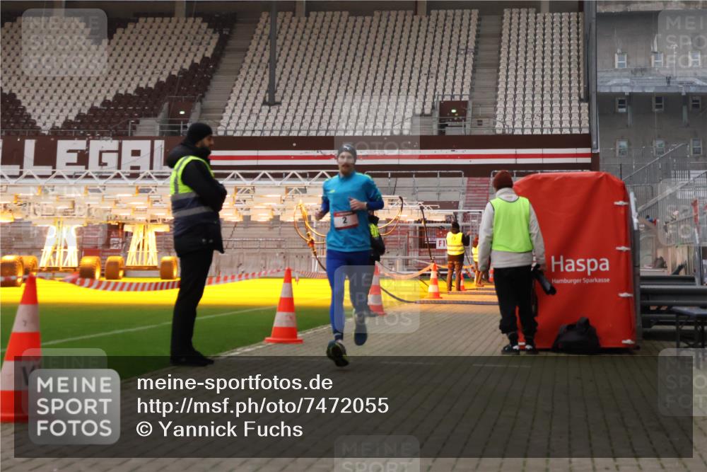 08.12.2024 - St. Pauli X-Mass-Run No. 14 Yannick Fuchs http://msf.ph/oto/7472055 08.12.2024 09:51:14 Ziel 2, 1607, 3309 meine-sportfotos.de