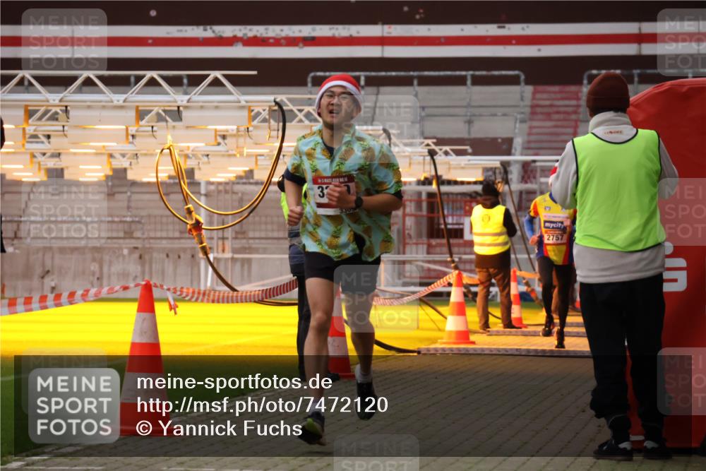 08.12.2024 - St. Pauli X-Mass-Run No. 14 Yannick Fuchs http://msf.ph/oto/7472120 08.12.2024 09:51:26 Ziel 1607, 2757, 3309 meine-sportfotos.de