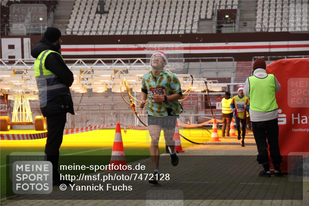 08.12.2024 - St. Pauli X-Mass-Run No. 14 Yannick Fuchs http://msf.ph/oto/7472128 08.12.2024 09:51:26 Ziel 1607, 2757, 3309 meine-sportfotos.de