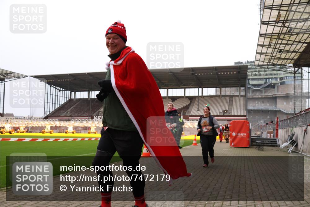 08.12.2024 - St. Pauli X-Mass-Run No. 14 Yannick Fuchs http://msf.ph/oto/7472179 08.12.2024 10:06:34 Ziel 78, 529, 621, 698, 795, 885, 890, 1424, 1786, 2751, 2894, 3257, 3259 meine-sportfotos.de