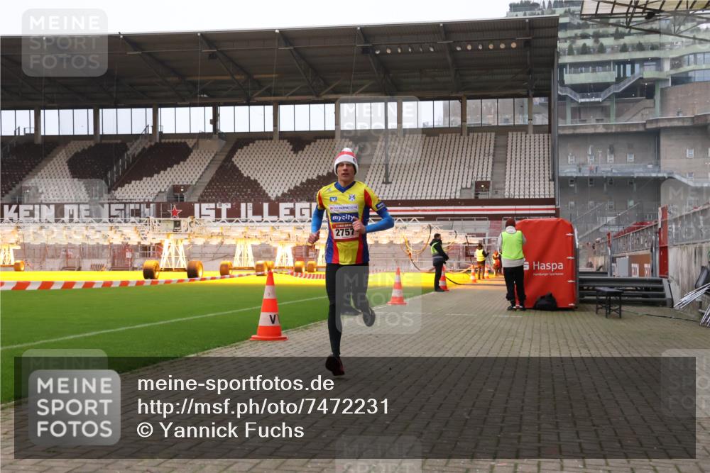 08.12.2024 - St. Pauli X-Mass-Run No. 14 Yannick Fuchs http://msf.ph/oto/7472231 08.12.2024 09:51:34 Ziel 2757, 3285, 3309 meine-sportfotos.de