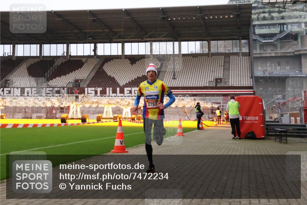 08.12.2024 - St. Pauli X-Mass-Run No. 14 Yannick Fuchs http://msf.ph/oto/7472234 08.12.2024 09:51:34 Ziel 2757, 3285, 3309 meine-sportfotos.de
