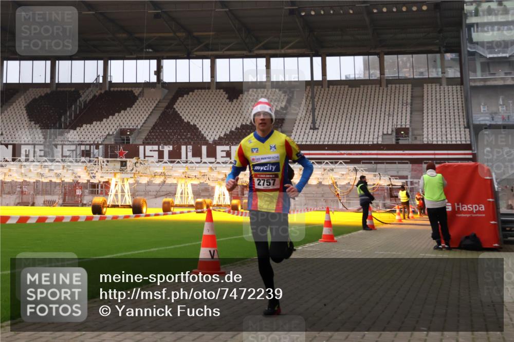 08.12.2024 - St. Pauli X-Mass-Run No. 14 Yannick Fuchs http://msf.ph/oto/7472239 08.12.2024 09:51:34 Ziel 2757, 3285, 3309 meine-sportfotos.de