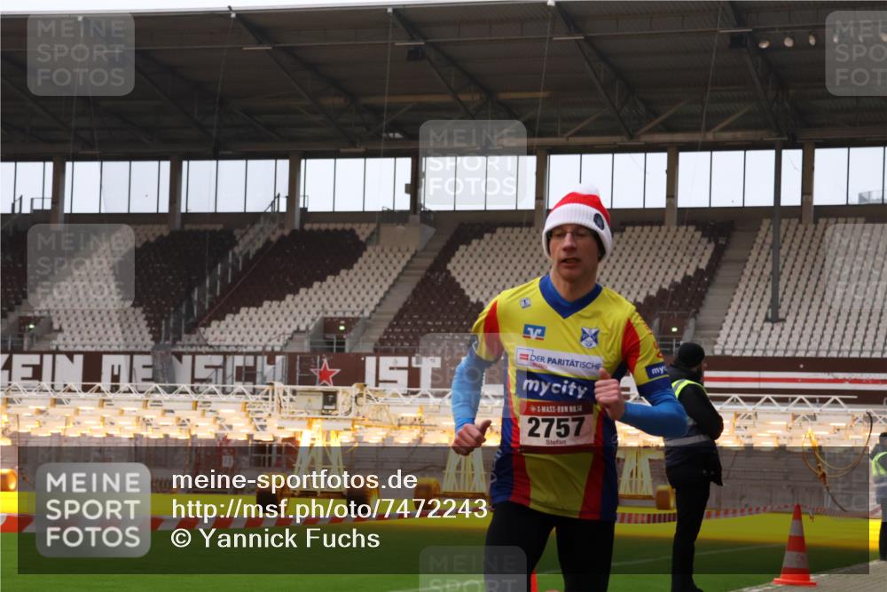 08.12.2024 - St. Pauli X-Mass-Run No. 14 Yannick Fuchs http://msf.ph/oto/7472243 08.12.2024 09:51:34 Ziel 2757, 3285, 3309 meine-sportfotos.de