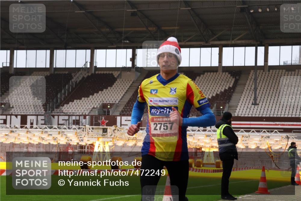08.12.2024 - St. Pauli X-Mass-Run No. 14 Yannick Fuchs http://msf.ph/oto/7472249 08.12.2024 09:51:34 Ziel 2757, 3285, 3309 meine-sportfotos.de