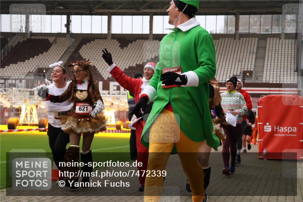 08.12.2024 - St. Pauli X-Mass-Run No. 14 Yannick Fuchs http://msf.ph/oto/7472339 08.12.2024 10:06:42 Ziel 78, 529, 621, 698, 719, 795, 885, 890, 1424, 1786, 2003, 2751, 2755, 3257, 3259, 3337 meine-sportfotos.de