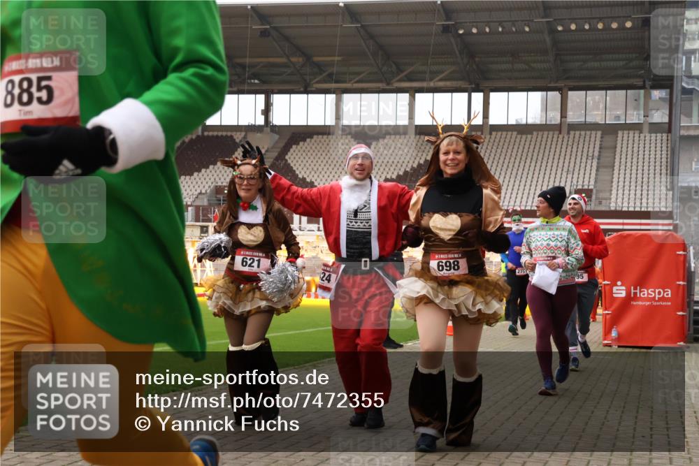 08.12.2024 - St. Pauli X-Mass-Run No. 14 Yannick Fuchs http://msf.ph/oto/7472355 08.12.2024 10:06:43 Ziel 78, 529, 621, 698, 719, 795, 885, 890, 1424, 1786, 1940, 2003, 2751, 2755, 3083, 3257, 3259, 3337, 3343 meine-sportfotos.de