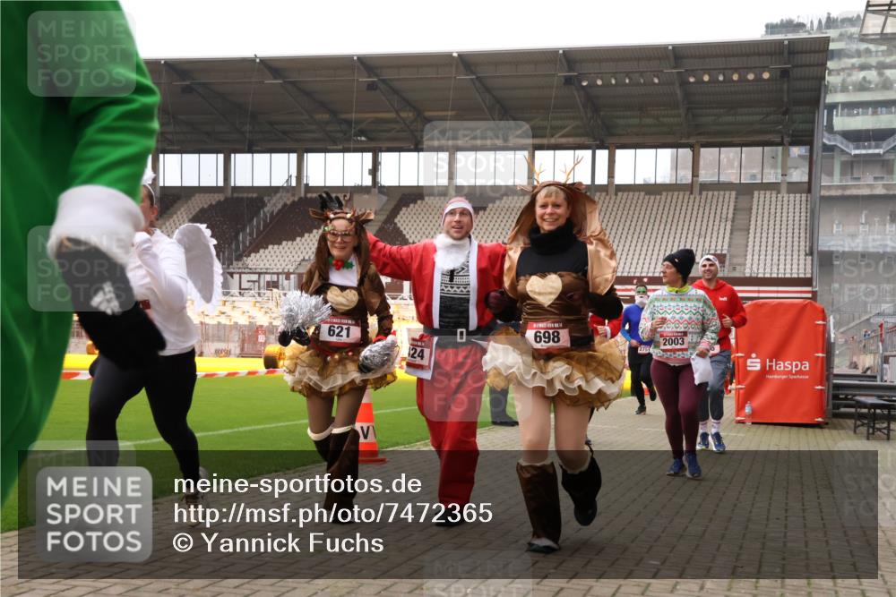 08.12.2024 - St. Pauli X-Mass-Run No. 14 Yannick Fuchs http://msf.ph/oto/7472365 08.12.2024 10:06:43 Ziel 78, 529, 621, 698, 719, 795, 885, 890, 1424, 1786, 1940, 2003, 2751, 2755, 3083, 3257, 3259, 3337, 3343 meine-sportfotos.de