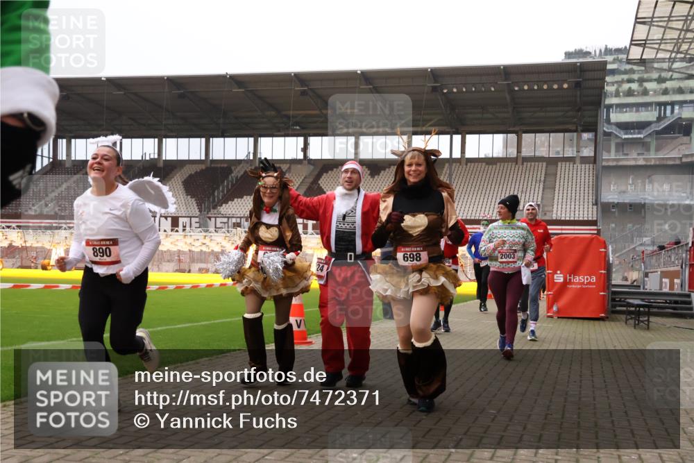 08.12.2024 - St. Pauli X-Mass-Run No. 14 Yannick Fuchs http://msf.ph/oto/7472371 08.12.2024 10:06:43 Ziel 78, 529, 621, 698, 719, 795, 885, 890, 1424, 1786, 1940, 2003, 2751, 2755, 3083, 3257, 3259, 3337, 3343 meine-sportfotos.de