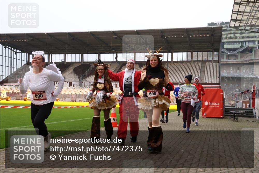 08.12.2024 - St. Pauli X-Mass-Run No. 14 Yannick Fuchs http://msf.ph/oto/7472375 08.12.2024 10:06:43 Ziel 78, 529, 621, 698, 719, 795, 885, 890, 1424, 1786, 1940, 2003, 2751, 2755, 3083, 3257, 3259, 3337, 3343 meine-sportfotos.de