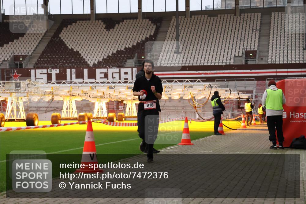 08.12.2024 - St. Pauli X-Mass-Run No. 14 Yannick Fuchs http://msf.ph/oto/7472376 08.12.2024 09:51:54 Ziel 36, 918, 2763, 3285 meine-sportfotos.de