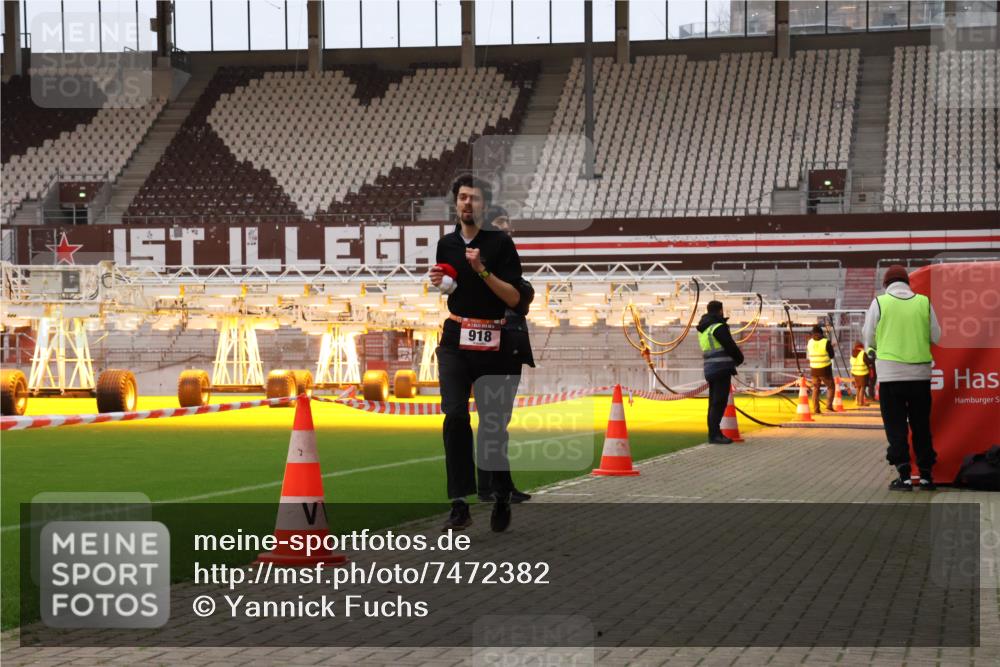 08.12.2024 - St. Pauli X-Mass-Run No. 14 Yannick Fuchs http://msf.ph/oto/7472382 08.12.2024 09:51:54 Ziel 36, 918, 2763, 3285 meine-sportfotos.de