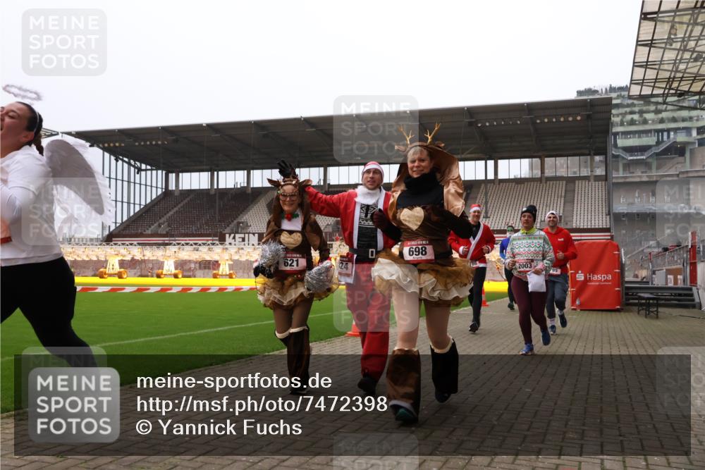 08.12.2024 - St. Pauli X-Mass-Run No. 14 Yannick Fuchs http://msf.ph/oto/7472398 08.12.2024 10:06:43 Ziel 78, 529, 621, 698, 719, 795, 885, 890, 1424, 1786, 1940, 2003, 2751, 2755, 3083, 3257, 3259, 3337, 3343 meine-sportfotos.de