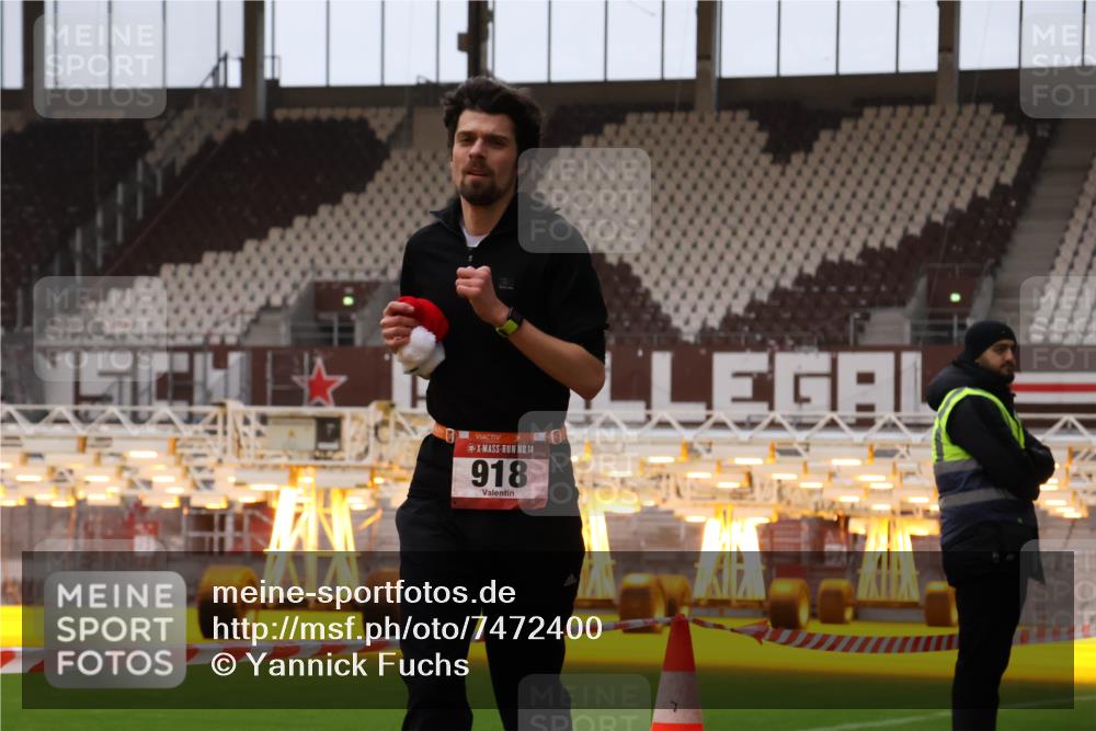 08.12.2024 - St. Pauli X-Mass-Run No. 14 Yannick Fuchs http://msf.ph/oto/7472400 08.12.2024 09:51:56 Ziel 36, 918, 2763, 3285 meine-sportfotos.de