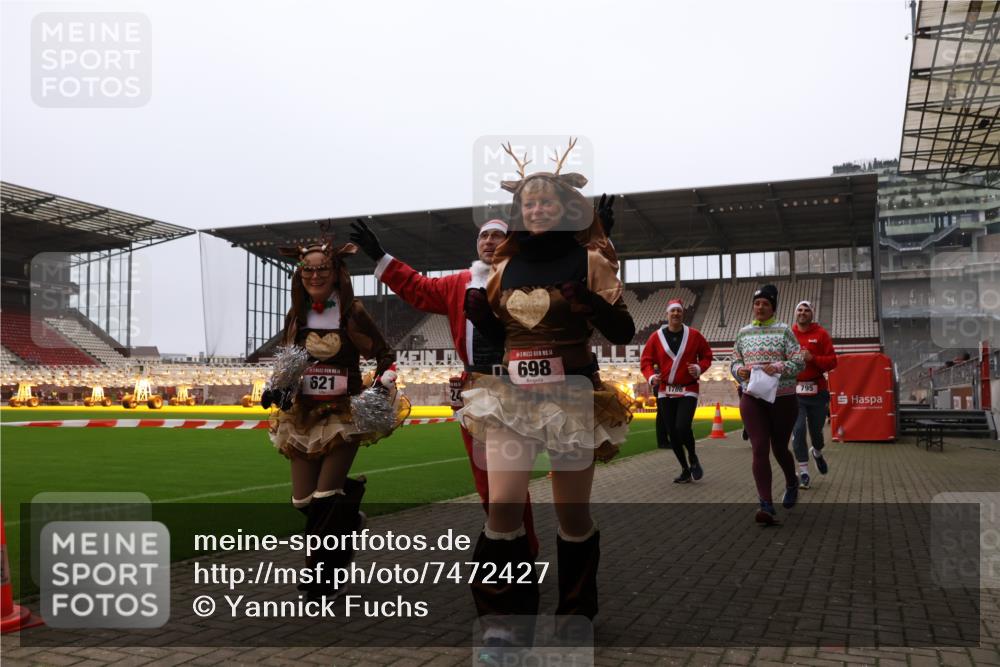 08.12.2024 - St. Pauli X-Mass-Run No. 14 Yannick Fuchs http://msf.ph/oto/7472427 08.12.2024 10:06:44 Ziel 78, 529, 621, 698, 719, 795, 885, 890, 1424, 1786, 1940, 2003, 2751, 2755, 3083, 3257, 3259, 3337, 3343 meine-sportfotos.de