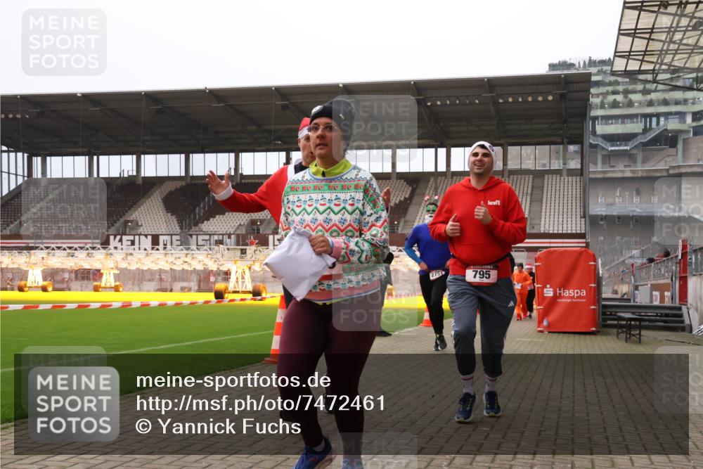 08.12.2024 - St. Pauli X-Mass-Run No. 14 Yannick Fuchs http://msf.ph/oto/7472461 08.12.2024 10:06:45 Ziel 529, 621, 698, 719, 795, 885, 890, 1424, 1786, 1940, 2003, 2062, 2751, 2755, 3083, 3257, 3259, 3337, 3343 meine-sportfotos.de