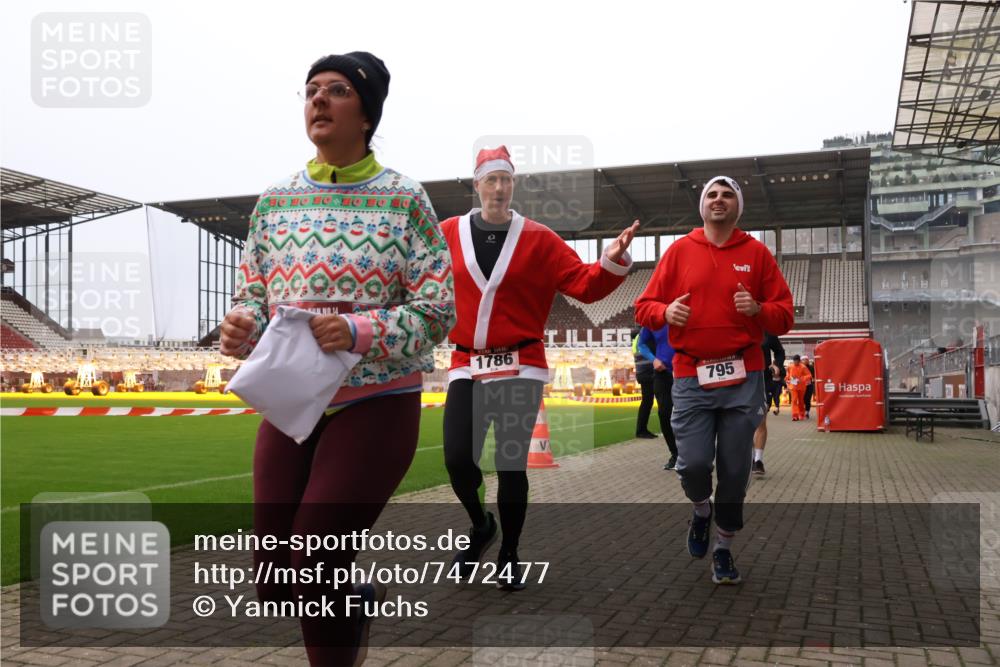 08.12.2024 - St. Pauli X-Mass-Run No. 14 Yannick Fuchs http://msf.ph/oto/7472477 08.12.2024 10:06:46 Ziel 529, 621, 698, 719, 795, 885, 890, 1424, 1786, 1940, 2003, 2062, 2751, 2755, 3083, 3257, 3259, 3337, 3343 meine-sportfotos.de