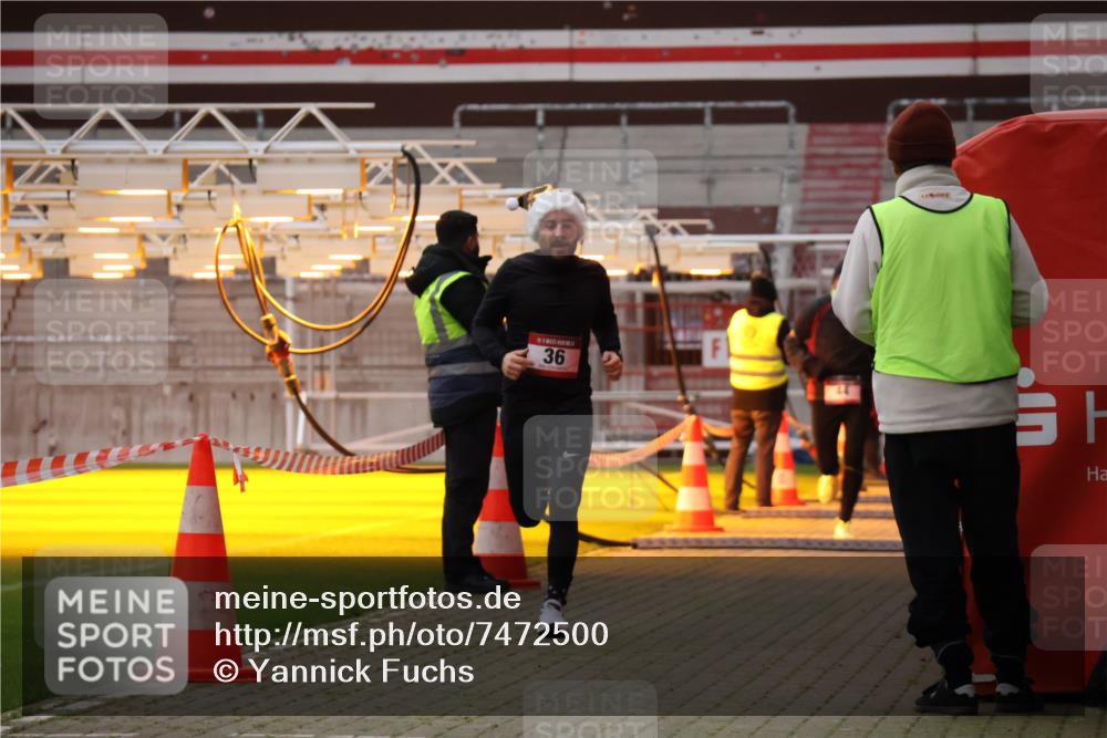 08.12.2024 - St. Pauli X-Mass-Run No. 14 Yannick Fuchs http://msf.ph/oto/7472500 08.12.2024 09:52:08 Ziel 36, 44, 918, 1921, 2763 meine-sportfotos.de