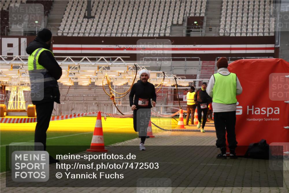 08.12.2024 - St. Pauli X-Mass-Run No. 14 Yannick Fuchs http://msf.ph/oto/7472503 08.12.2024 09:52:08 Ziel 36, 44, 918, 1921, 2763 meine-sportfotos.de