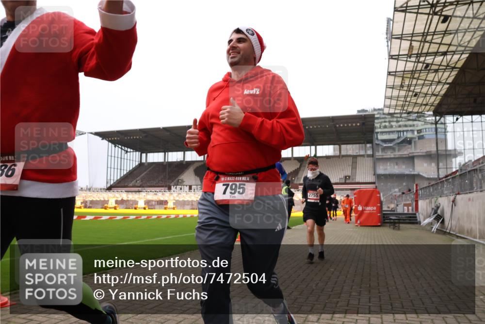 08.12.2024 - St. Pauli X-Mass-Run No. 14 Yannick Fuchs http://msf.ph/oto/7472504 08.12.2024 10:06:47 Ziel 529, 621, 698, 719, 795, 885, 890, 1424, 1786, 1940, 2003, 2062, 2346, 2751, 2755, 3083, 3257, 3259, 3337, 3343 meine-sportfotos.de