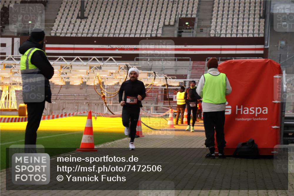 08.12.2024 - St. Pauli X-Mass-Run No. 14 Yannick Fuchs http://msf.ph/oto/7472506 08.12.2024 09:52:09 Ziel 36, 44, 1921, 2763 meine-sportfotos.de