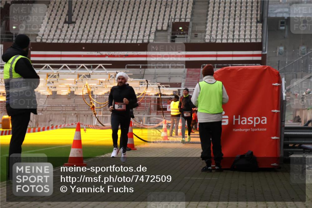08.12.2024 - St. Pauli X-Mass-Run No. 14 Yannick Fuchs http://msf.ph/oto/7472509 08.12.2024 09:52:09 Ziel 36, 44, 1921, 2763 meine-sportfotos.de